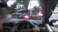 Tangkapan layar aksi polisi menghentikan pengendara mobil sedan yang menerobos razia narkoba di Kota Jambi. (Liputan6.com/@sekitarjambi)