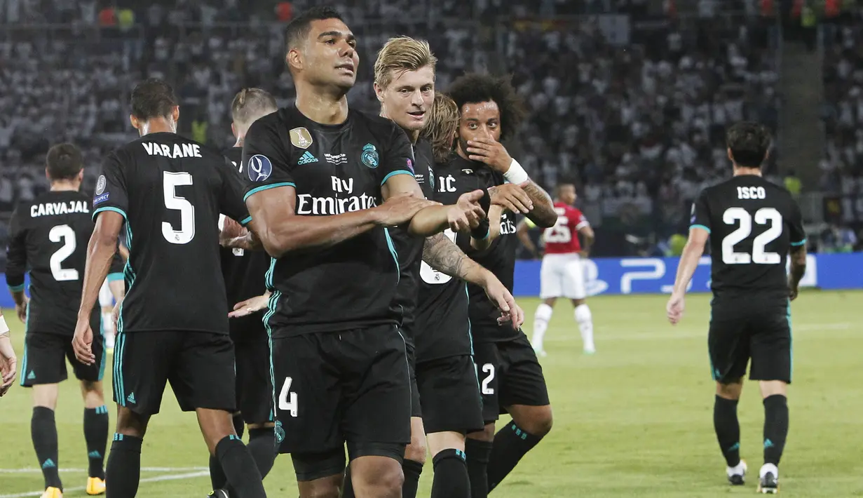 Para pemain Real Madrid merayakana kemenangan atas Mnachester United pada laga Piala Super Eropa di Stadion Philip II, Skopje, Selasa (8/8/2017). Real Madrid menang 2-1 atas Manchester United. (AP/Boris Grdanoskii)