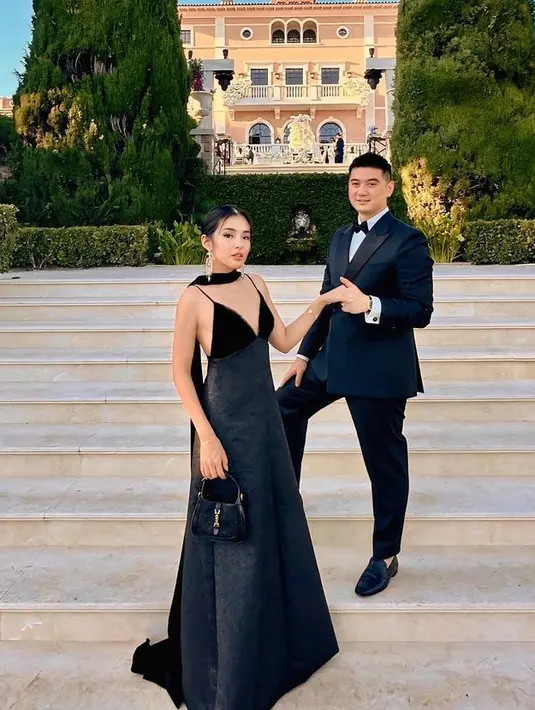 Tiffany membawa handbag hitam senada dengan gaunnya. Diketahui tas tersebut dari Gucci model Jackie 1961 Super mini bag seharga Rp23 jutaan. [@tiffanysoetanto]