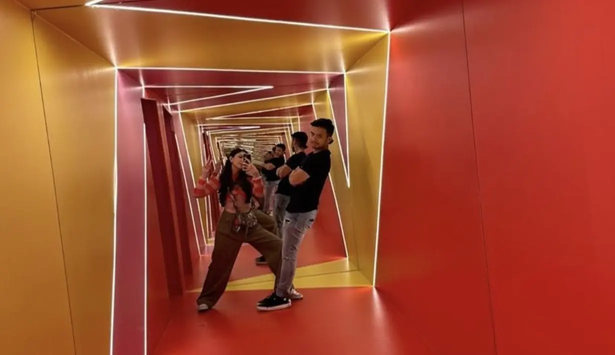 Jessica melengkapi penampilan dengan sling bag mininya.  (@jscmila)