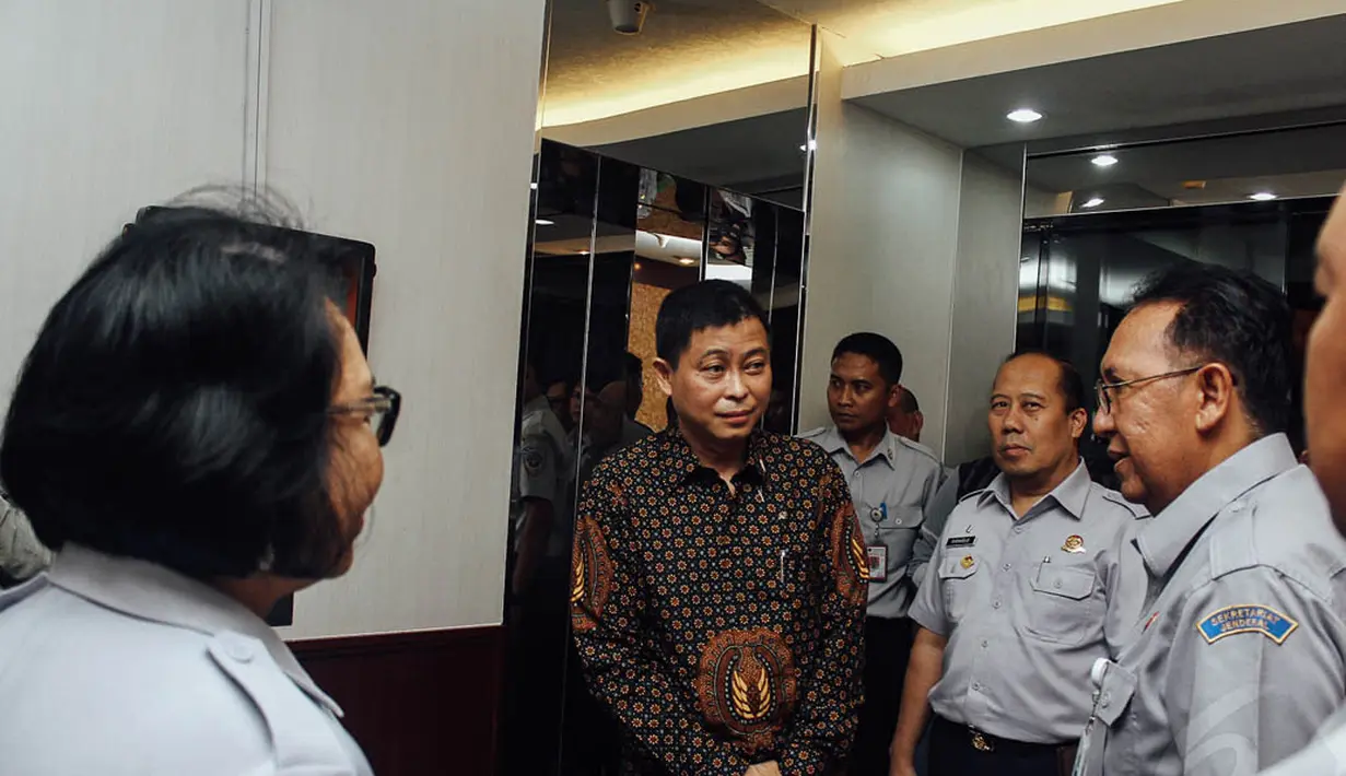 Menteri Perhubungan Ignasius Jonan saat sedang meninjau kantor barunya, Kementerian Perhubungan, Jakarta, (27/10/2014). (Liputan6.com/Faizal Fanani)  
