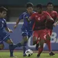 Gelandang Timnas Indonesia, Zulfiandi, berusaha melewati pemain Taiwan pada laga Grup A Asian Games di Stadion Patriot, Jawa Barat, Minggu (12/8/2018). (Bola.com/Vitalis Yogi Trisna)