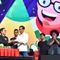 Presiden Joko Widodo menerima tumpeng dari Founder dan CEO Bukalapak Achmad Zaky selama acara hari ulang tahun (HUT) ke-9 BukaLapak di Jakarta Convention Center (JCC), Kamis (10/1). (Liputan6.com/HO/Biropers)