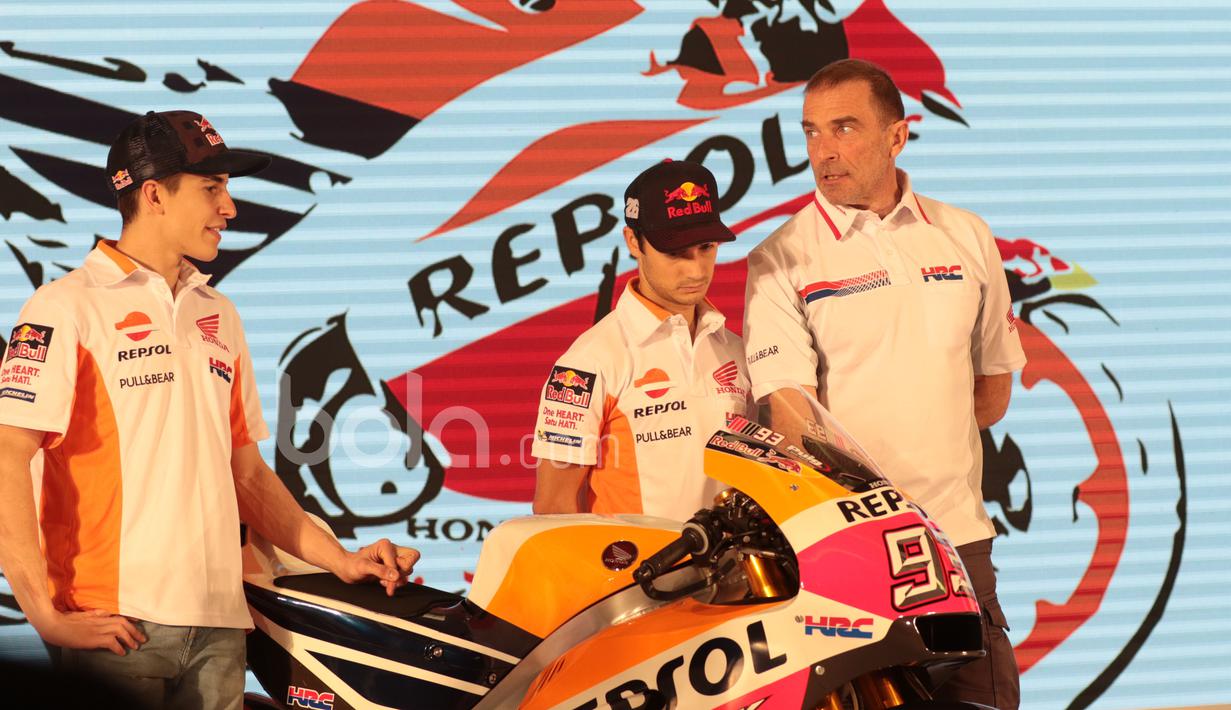 Marc Marquez (kiri) dan Dani Pedrosa (tengah) berdiskusi dengan Tim Principal Repsol Honda, Livio Suppo pada peluncuran Repsol Honda RC213V di Kemayoran, Jakarta, Jumat (3/2/2017).  (Bola.com/Nicklas Hanoatubun)