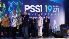 Ketua Umum PSSI 2011-2015, Djohar Arifin Husin (kedua kiri) menyerahkan panji ke pada Ketua Umum Terpilih, La Nyalla Mattalitti saat perayaan ulang tahun PSSI ke-85 di di Hotel  JW Marriot, Surabaya, Minggu (19/4/2015). (Liputan6.com/Helmi Fithriansyah)
