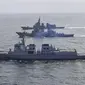 Kapal perusak AL Korea Selatan Yulgok Yi I, kapal perusak peluru kendali AL Amerika Serikat USS Benfold, dan kapal perusak Pasukan Bela Diri Maritim Jepang Atago berlayar selama latihan pertahanan rudal bersama di perairan internasional pantai timur Semenanjung Korea, Senin (17/4/2023). (Dok. Kementerian Pertahanan Korea Selatan via AP)