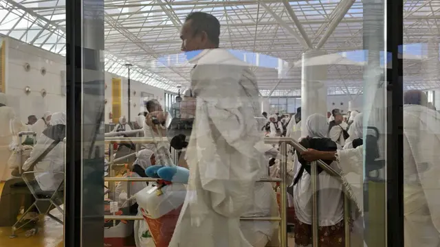 Suasana Jemaah Haji Indonesia Menunggu Bus