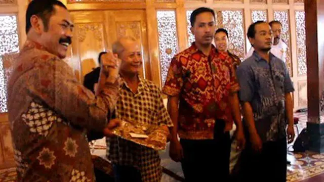 VIDEO: Intip Batik Penarik Becak Pernikahan Kahiyang Ayu