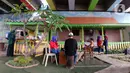 Warga beraktivitas di Taman Betawi Bale Joglo yang terletak di kolong tol JORR W2, Joglo, Jakarta, Senin (13/1/2020). Bale joglo adalah kantin di bawah kolong tol Joglo yang dimanfaatkan sebagai tempat untuk berjualan makanan khas Betawi. (Liputan6.com/Angga Yuniar)