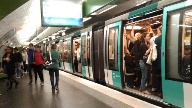 Stasiun Kereta Metro