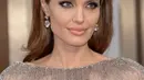 Seperti yang dilaporkan aceshowbiz.com, seorang sumber mengatakan perjalanannya ke London menjadi kali pertama Jolie tanpa Pitt di sisinya. Meskipun ada asisten rumah tangga dan pengawalnya. (AFP/Bintang.com)