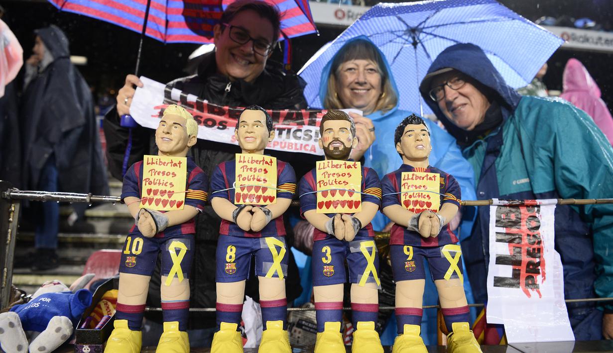 Suporter memasang miniatur pemain Barcelona Lionel Messi, Andres Iniesta, Gerard Pique dan Luis Suarez saat melawan Sevilla pada lanjutan La Liga Santander di Camp Nou stadium, Barcelona, (4/11/2017). Barcelona menang 2-1. (AFP/Josep Lago)