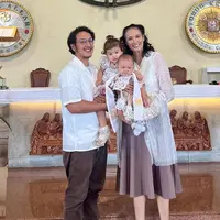 Dimas Anggara dan Nadine Chandrawinata Saat Pembaptisan Anak Keduanya. [@nadinelist]