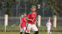 Pemain Timnas Wanita Indonesia, Zahra Musdhalifa saat melawan Legenda Indonesia pada laga uji coba di Lapangan ABC Senayan, Jakarta, Kamis (5/4/2018). Timnas Wanita Indonesia menang 3-2. (Bola.com/Nick Hanoatubun)