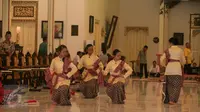 Penari Antusias Iringi Prosesi Penobatan Paku Alam X