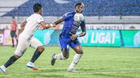 Penyerang asing PSIS, Chevaughn Walsh berduel dengan Bagas Adi Nugroho (Dok. PSIS Semarang)