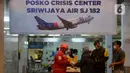 Petugas kesehatan memeriksa kondisi keluarga korban yang berada di Posko Crisis Center Sriwijaya Air SJ 182, Bandara Soekarno-Hatta, Tangerang, Banten, Sabtu (9/1/2021). Keluarga korban masih menunggu kabar terkait hilang kontaknya pesawat Sriwijaya Air SJ 182. (merdeka.com/Imam Buhori)