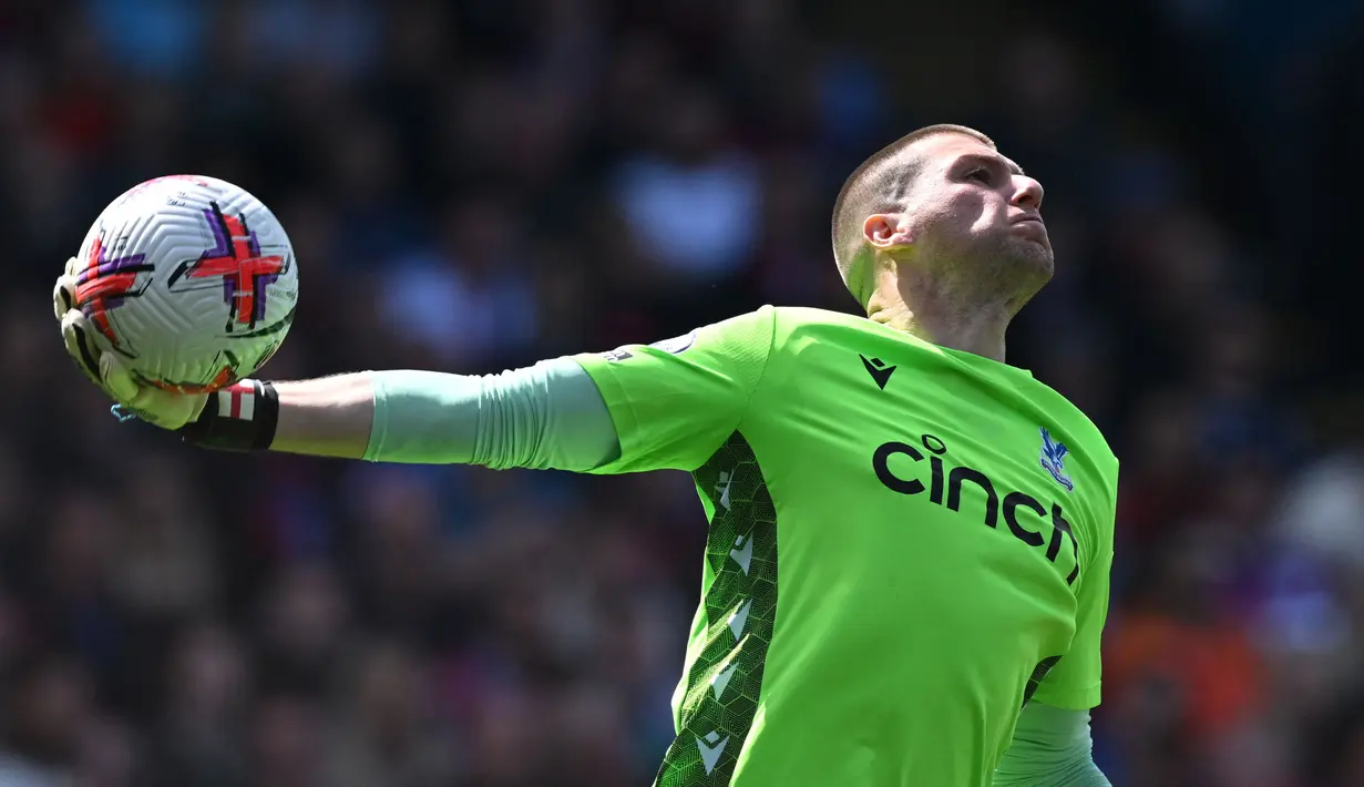 Crystal Palace mempercayakan posisi kiper utama di Premier League 2023/2024 kepada sosok kiper senior asal Inggris berusia 30 tahun, Sam Johnstone yang didatangkan sejak awal musim 2022/2023 dari West Bromwich Albion. Ia berhasil menyisihkan dua kiper Inggris lainnya, Dean Henderson dan Remi Matthews. Musim ini Sam Johnstone telah tampil dalam 13 laga di Premier League dengan catatan 5 kali clean sheet dan kebobolan 18 gol. (AFP/Justin Tallis)