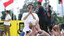 Capres nomor urut 01 Joko Widodo menyapa pendukungnya usai menghadiri Deklarasi Alumni UI untuk Jokowi-Amin di Plaza Tenggara GBK, Jakarta, Sabtu (12/1). Deklarasi dihadiri perwakilan alumni dari berbagai kampus. (Liputan6.com/Helmi Fithriansyah)