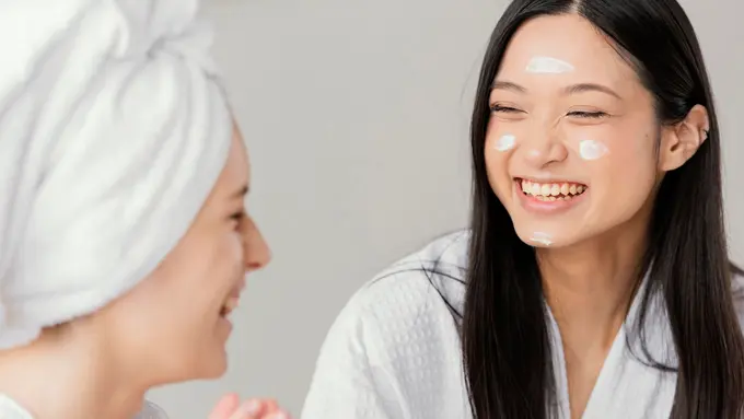 Trik Perawatan Ketika Garis Halus Mulai Muncul (photo by freepik)