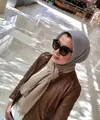 Arzeti Bilbina, perempuan yang berprofesi sebagai aktris dan model ini memang tak pernah gagal dalam memadu-madankan busana dan hijab yang dikenakannya.  (Instagram/arzetibi)