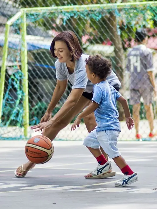 Meskipun sudah tidak muda lagi, namun Wanda Hamidah masih energik. Ia terlihat menghabiskan waktu bersama buah hatinya dengan bermain basket. (Foto: instagram.com/wanda_hamidah)