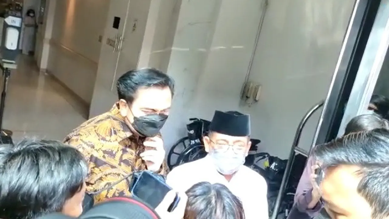 Menteri Sekretaris Negara Pratikno hadir di Rumah Sakit Waluyo, Jumat (1/7/2022) (Liputan6.com/Winda Nelfira)