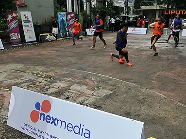 Aksi kocak dua peserta saat pertandingan 3 on 3 Futsal Challenge Road to BPL di Universitas Sahid, Jakarta. (Liputan6.com/Abdul Aziz Prastowo)