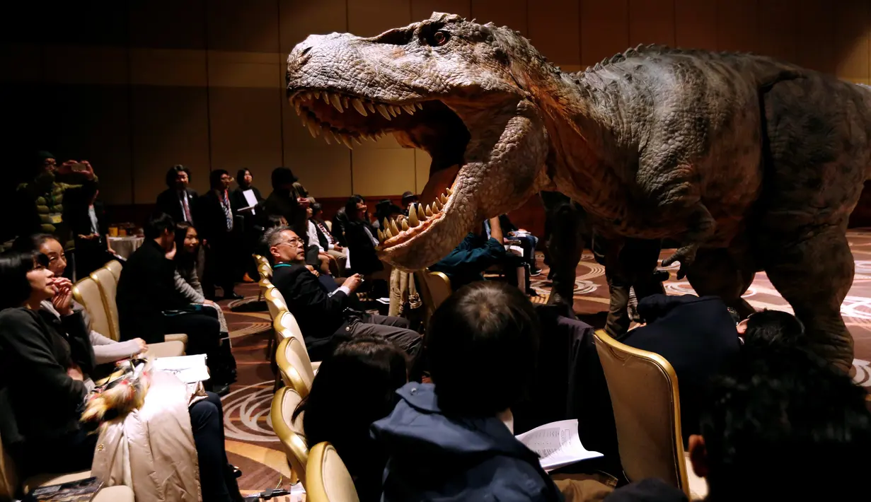 Sebuah robot dinosaurus diperkenalkan kepada pengunjung di aula pertemuan sebuah hotel di Tokyo, Jepang, Kamis (10/11). Robot TRX03 buatan perusahaan On-Art Corp itu memiliki tinggi 8 meter. (REUTERS/Toru Hanai)