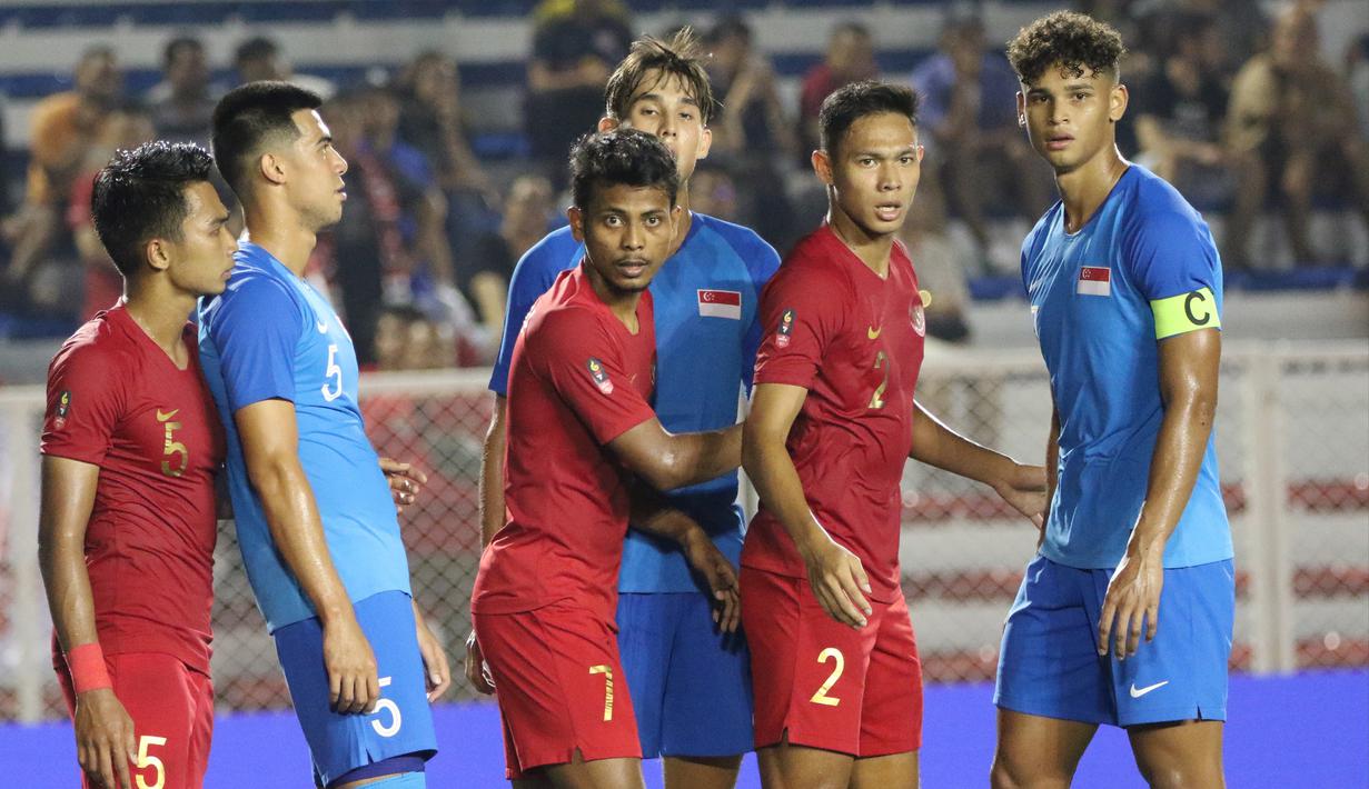 Pemain Timnas Indonesia U-22, Andy Setyo dan Zulfiandi, meminta bola saat melawan Singapura U-22 pada laga SEA Games 2019 di Stadion Rizal Memorial, Manila, Kamis (28/11). Indonesia menang 2-0 atas Singapura. (Bola.com/M Iqbal Ichsan)