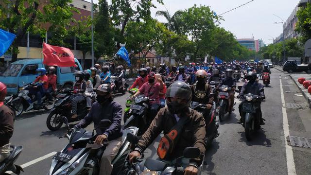 Massa Buruh Di Surabaya Bergerak Ke Tiga Lokasi Demo Tolak Uu Cipta Kerja Surabaya Liputan6 Com