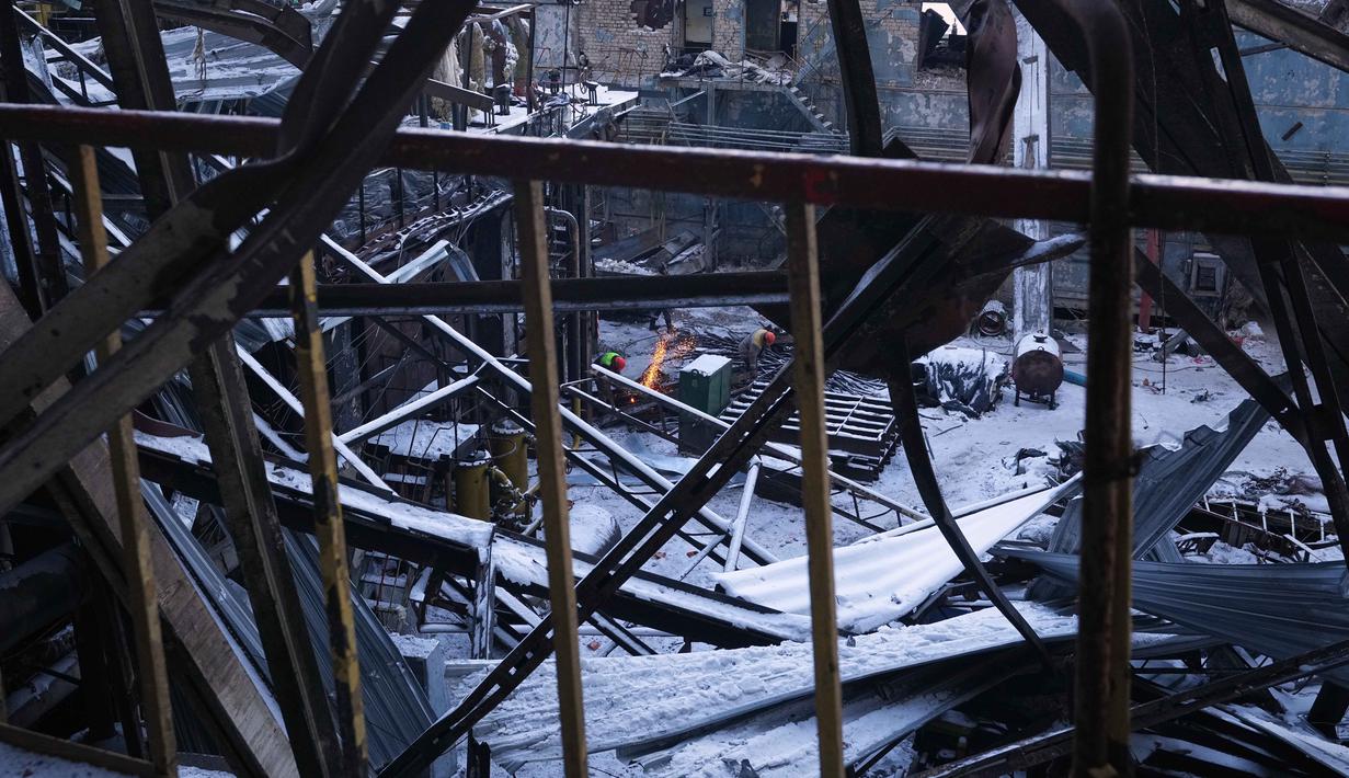 Sejak Oktober 2025, perusahaan energi swasta DTEK melaporkan lebih dari 10 serangan besar terhadap pembangkit listrik mereka. Tampak dalam foto, para pekerja memperbaiki pembangkit listrik perusahaan DTEK yang hancur akibat serangan rudal Rusia di sebuah lokasi yang dirahasiakan, Ukraina, Senin 9 Februari 2026. (AP Photo/Sergei Grits)