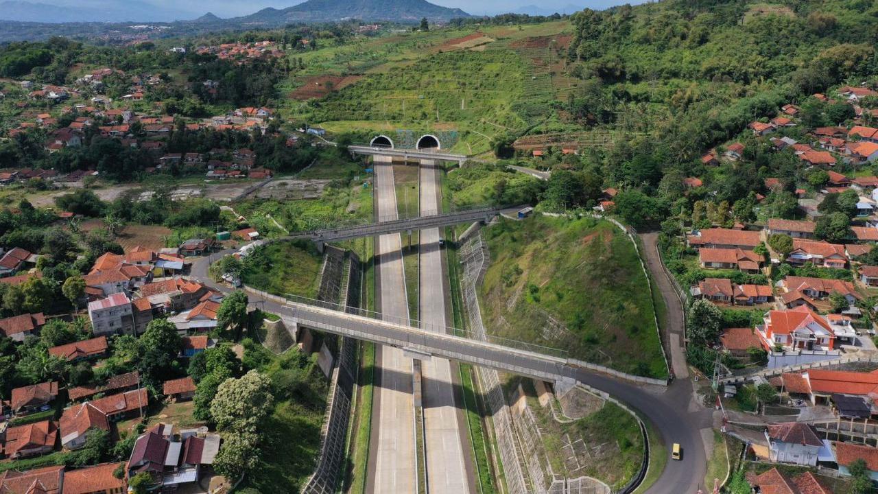 Kementerian PUPR menurunkan tim Ditjen Bina Marga bersama Komite Keselamatan Jembatan dan Terowongan Jalan (KKJTJ) untuk melakukan inspeksi kondisi Terowongan Tol Cisumdawu yang dikabarkan retak akibat gempa Sumedang. (Dok Kementerian PUPR)