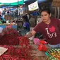 Aktivitas jual beli cabai merah di salah satu pasar tradisional Pekanbaru. (Liputan6.com/M Syukur)