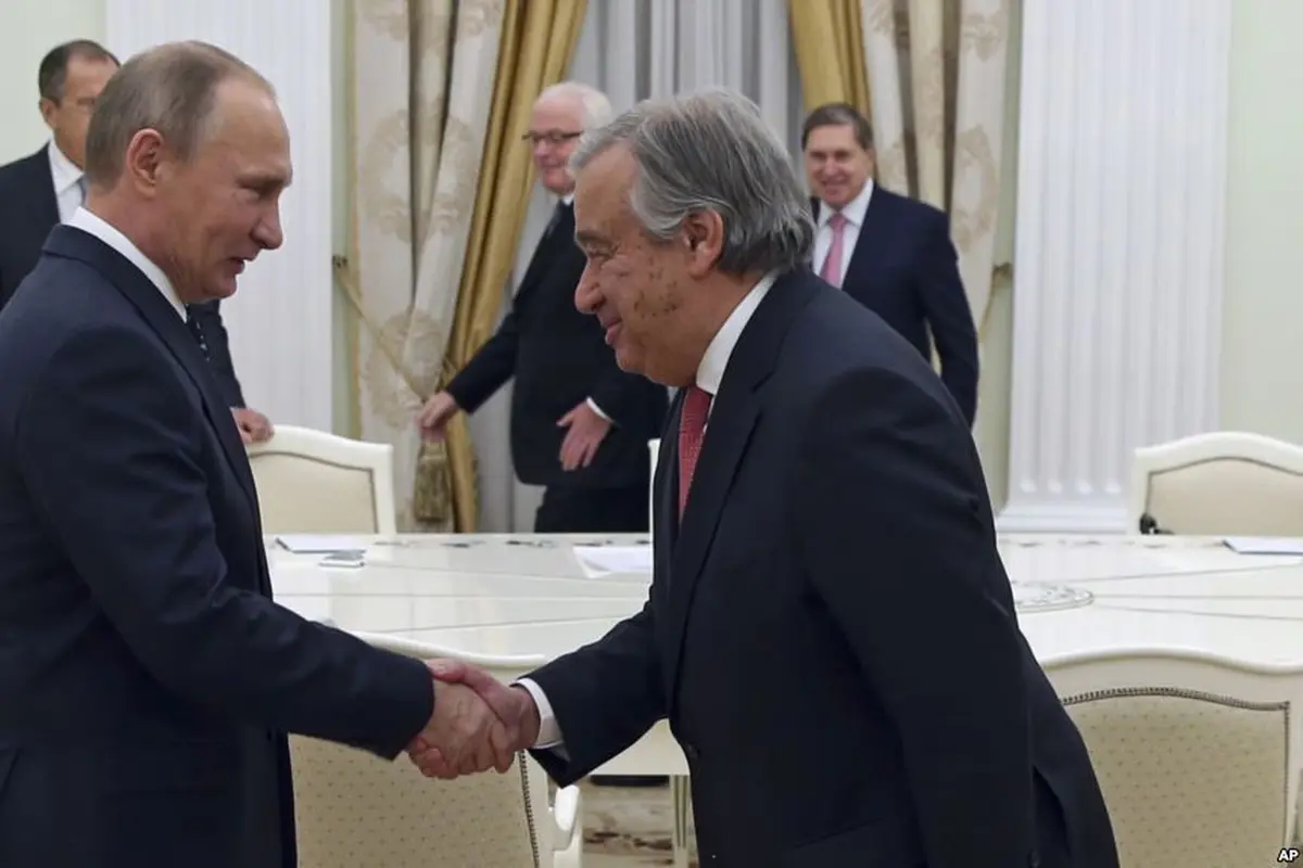 Presiden Rusia Vladimir Putin bertemu dengan Sekretaris Jenderal PBB Antonio Guterres di Moskow (AP/Sergei Chirikov)