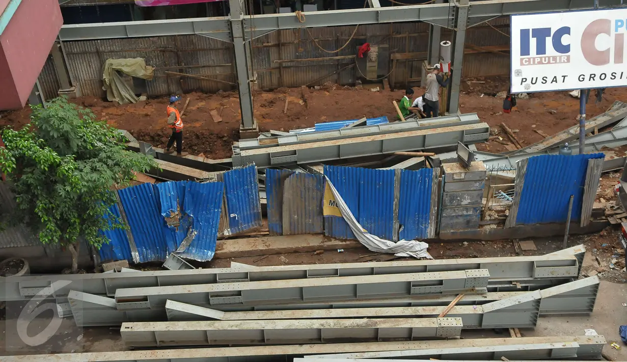 Suasana pembangunan halte TransJakarta di Cipulir, Jakarta, Minggu (16/4). Meski libur paskah para pekerja tetap menyelesaikan pembangunan halte transJ yang di targetkan beroperasi sebelum Juni. (Liputan6.com/Helmi Afandi)
