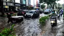 Sejumlah kendaraan melintasi trotoar untuk menghindari banjir di Jalan Kemang Raya, Jakarta Selatan, Kamis (3/11/2022). Hujan deras sekitar dua jam lebih menyebabkan Jalan Kemang Raya digenangi banjir sekitar 30 cm sehingga benyak kendaraan tidak dapat melintas. (merdeka.com/Arie Basuki)
