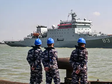 Personel TNI Angkatan Laut  mengamati kapal Angkatan Laut Tentara Pembebasan Rakyat Tiongkok (PLA) Kunlun Shan bersiap untuk berlabuh di Pelabuhan Tanjung Perak di Surabaya,  Minggu (2/8/2026). (AFP/ Juni Kriswanto)