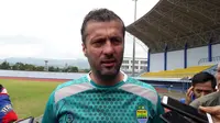 Pelatih Persib Bandung, Miljan Radovic. (Bola.com/Erwin Snaz)