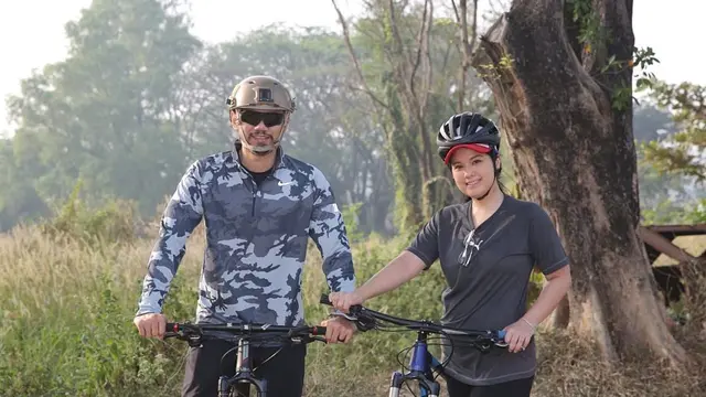 7 Gaya Annisa Pohan saat Bersepeda, Tetap Kece