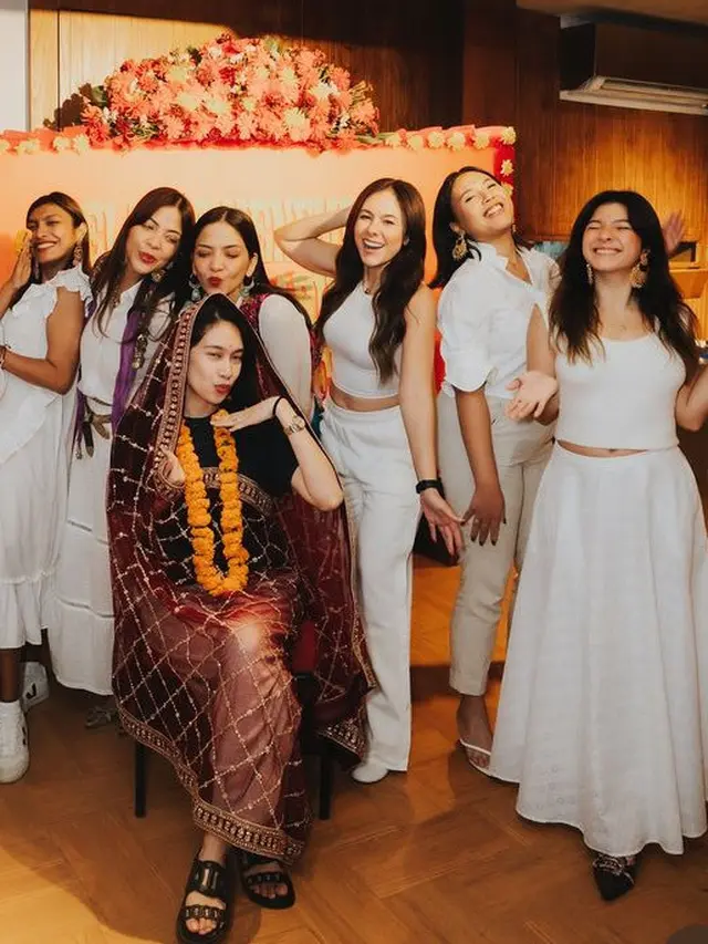 Wulan Guritno dan Putrinya Shaloom Razade saat Kondangan Bersama