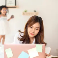 Ilustrasi ibu bekerja dari rumah sambil mengurus anak/Shutterstock.