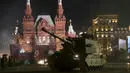 Howitzer swagerak "Koalitsiya-SV", terlihat saat latihan parade kemenangan di Red Square, Moscow Rusia, (4/5/2015). Alutsista satu ini mampu menembakan amunisi hinga puluhan kilometer dan sanggup berenang di wilayah perairan. (REUTERS/Maxim Shemetov) 