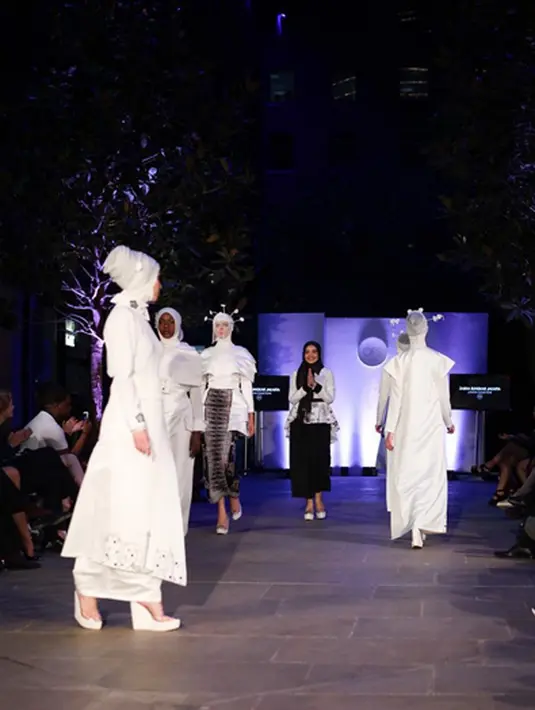 Zaskia Sungkar di panggung Oxford Fashion Studio, Devonshire Square London, Inggris bersama dengan para model yang memakai rancangannya. (via instagram/@zaskiasungkar15)