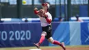 Atlet Softball Jepang, Atsumi Mana, melakukan lemparan saat sesi latihan jelang Olimpiade di Stadion Fukushima Azuma, Jepang, Selasa (20/7/2021). Upacara pembukaan sendiri akan dihelat di Stadion Olimpiade Tokyo pada Jumat 23 Juli 2021. (Foto: AP/Jae C. Hong)