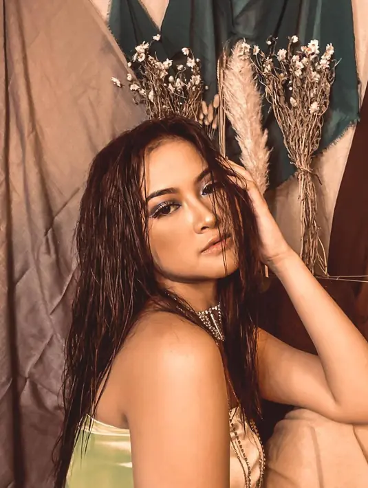 Dalam kesempatan tersebut, Gabriella mendapat salah satu kesempatan yang tak terduga. Ia pertama kali bermain film dan langsung bawakan lagu untuk soundtrack film horor yang menjadi single pertamanya. (Liputan6.com/IG/gabriellalarasati)