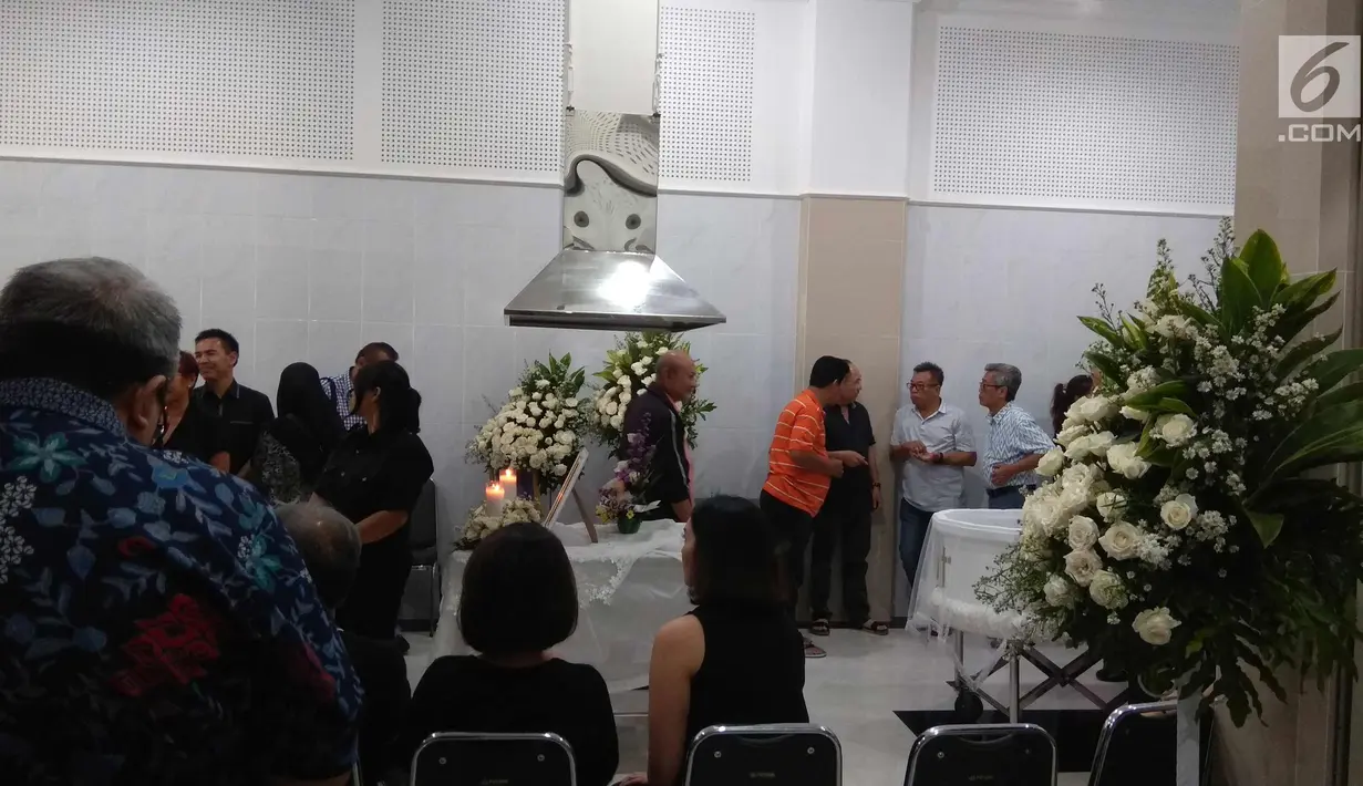 Keluarga dan kerabat melayat almarhum  Hari Darmawan di rumah duka Sinar Asih, Bogor, Sabtu (10/3). Jenazah Hari ditemukan di pinggir Sungai Ciliwung di sekitar vila milik Hari, di Taman Wisata Matahari pukul 06.00 WIB. (Liputan6.com/Achmad Sudarno)