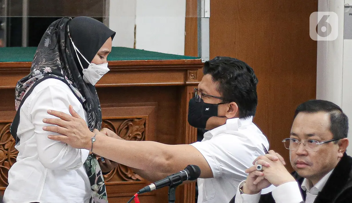 Susi menghampiri terdakwa Ferdy Sambo sebelum menjadi saksi dalam sidang lanjutan kasus pembunuhan berencana Brigadir Nofriansyah Yosua Hutabarat atau Brigadir J di PN Jakarta Selatan, Selasa (8/11/2022). Susi merupakan salah satu dari 13 saksi yang dihadirkan untuk terdakwa Ferdy Sambo dan Putri Candrawathi. (Liputan6.com/Faizal Fanani)