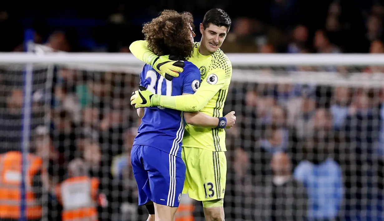 Ekspresi kemenangan dua pemain Chelsea, Thibaut Courtois (kanan) dan David Luiz usai timnya melawan Manchester City pada lanjutan Premier League di Stamford Bridge stadium (5/4/2017). Chelsea menang 2-1. (AP/Kirsty Wigglesworth)