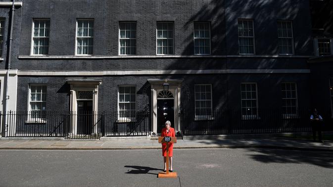 Perdana Menteri Inggris Theresa May mengumumkan pengunduran dirinya di pusat kota London, Jumat (24/5/2019). Pengunduran PM Theresa May ini setelah tiga kali proposal Brexit-nya ditolak parlemen. (AFP Photo/Daniel Leal-Olivas)